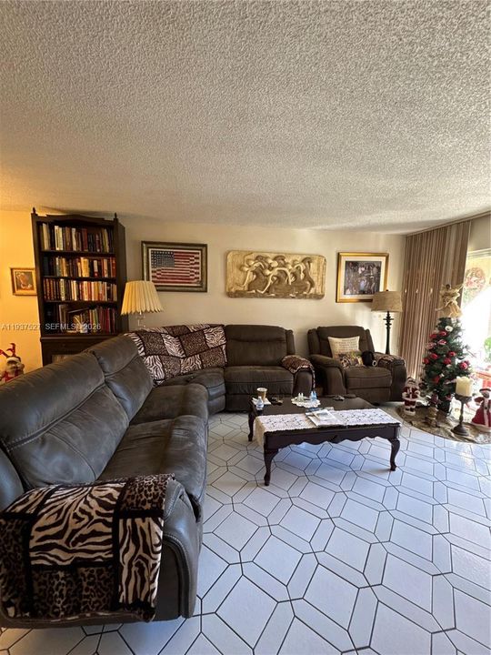 For Sale: $80,000 (1 beds, 1 baths, 981 Square Feet)