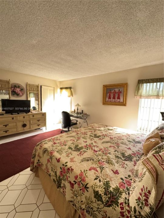 For Sale: $80,000 (1 beds, 1 baths, 981 Square Feet)