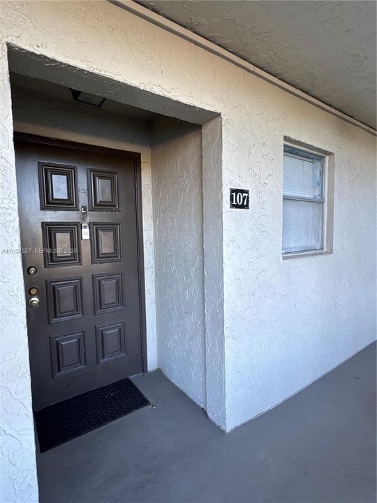 For Sale: $80,000 (1 beds, 1 baths, 981 Square Feet)