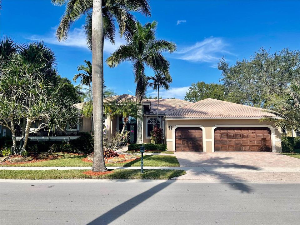 En Renta: $8,400 (6 camas, 4 baños, 3541 Pies cuadrados)