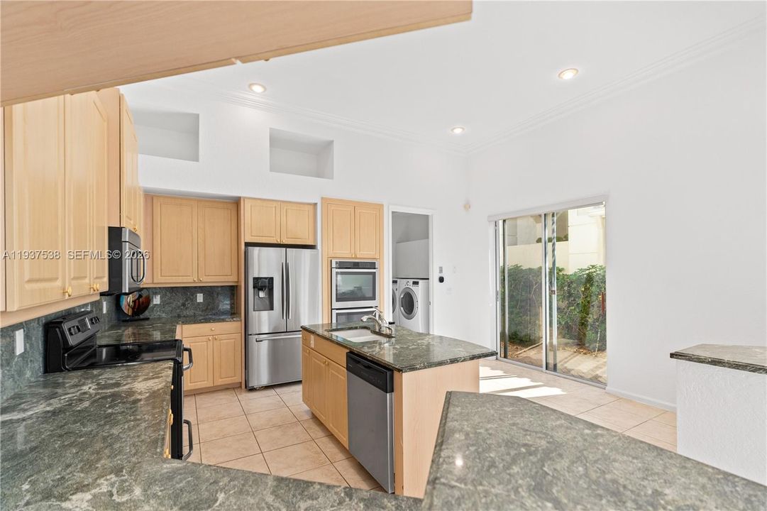 En Venta: $999,000 (3 camas, 3 baños, 2641 Pies cuadrados)