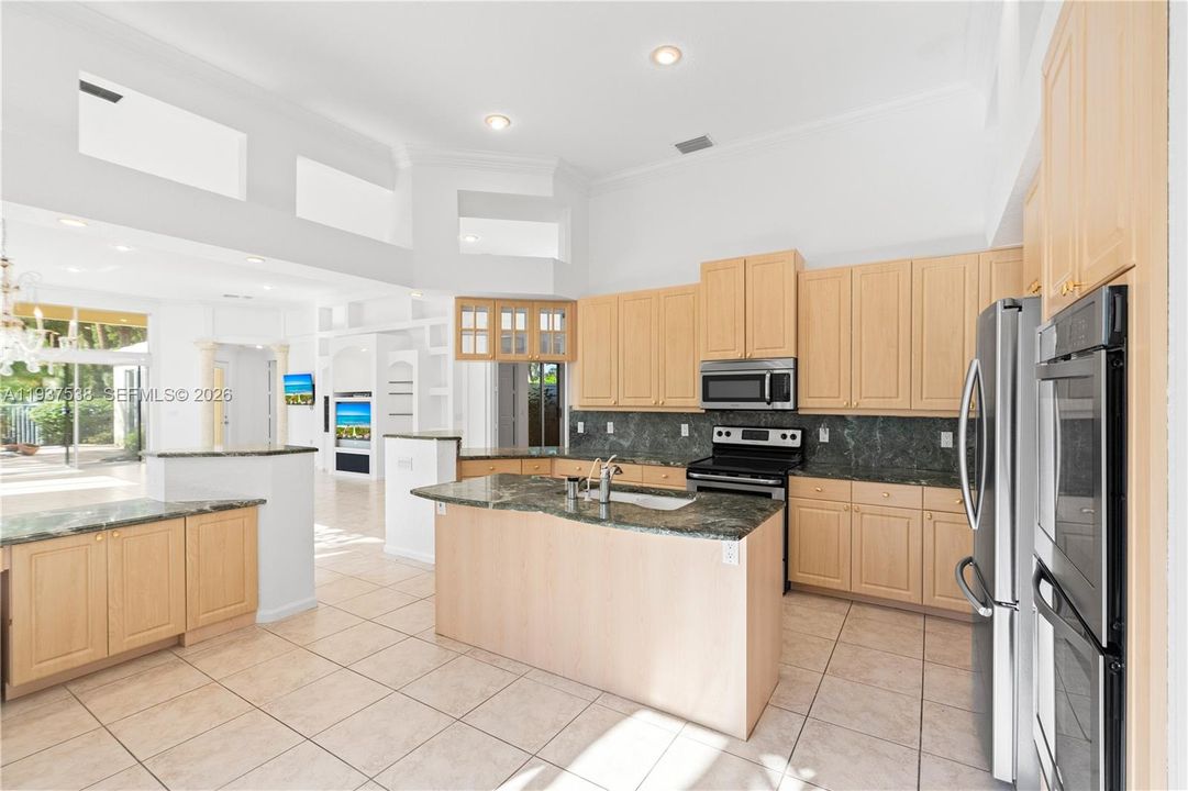 En Venta: $999,000 (3 camas, 3 baños, 2641 Pies cuadrados)