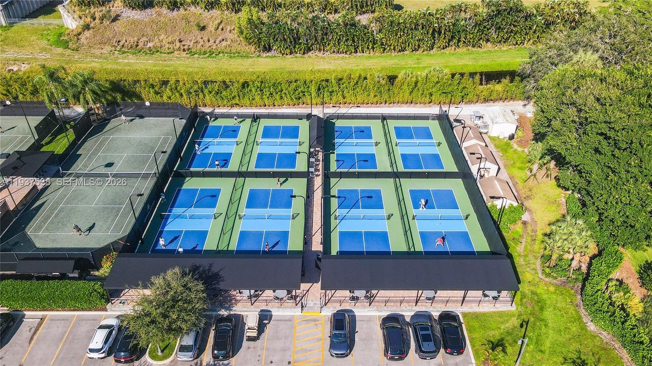 En Venta: $999,000 (3 camas, 3 baños, 2641 Pies cuadrados)