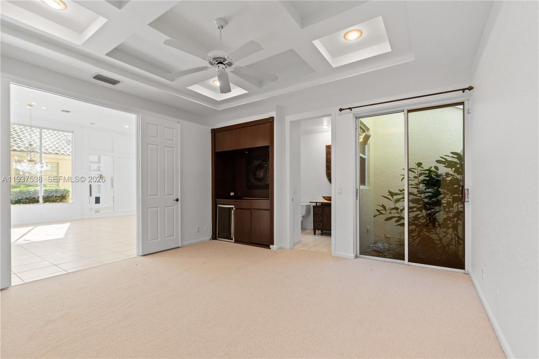 En Venta: $999,000 (3 camas, 3 baños, 2641 Pies cuadrados)