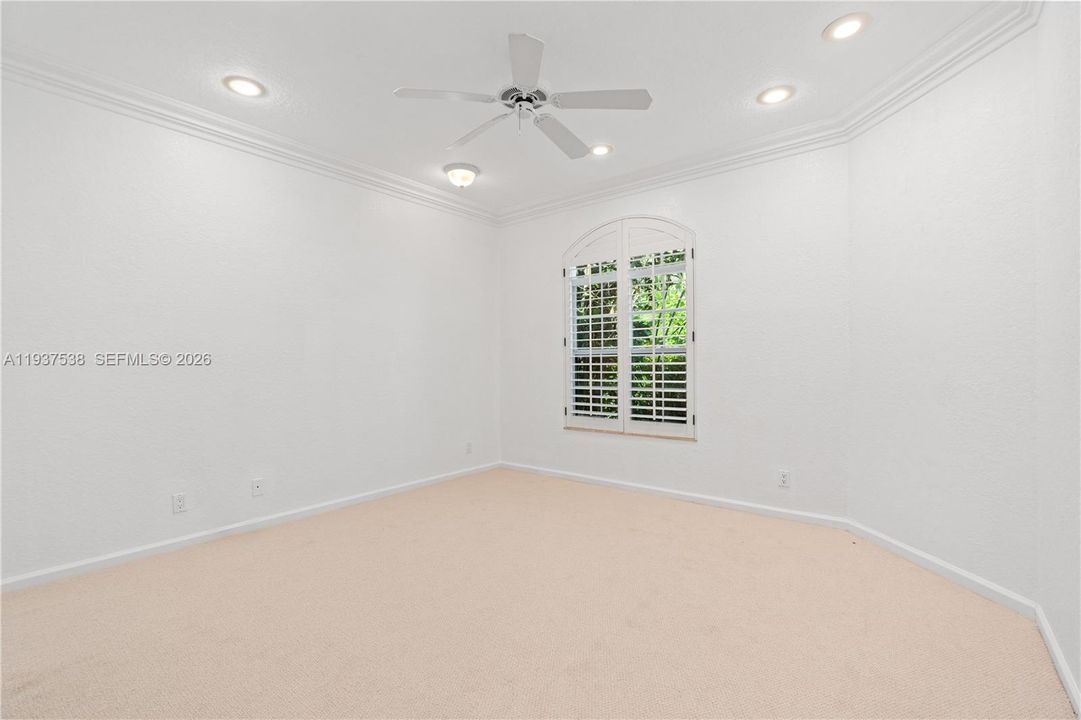 En Venta: $999,000 (3 camas, 3 baños, 2641 Pies cuadrados)