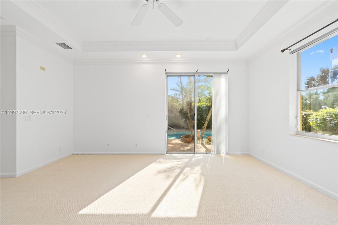 En Venta: $999,000 (3 camas, 3 baños, 2641 Pies cuadrados)