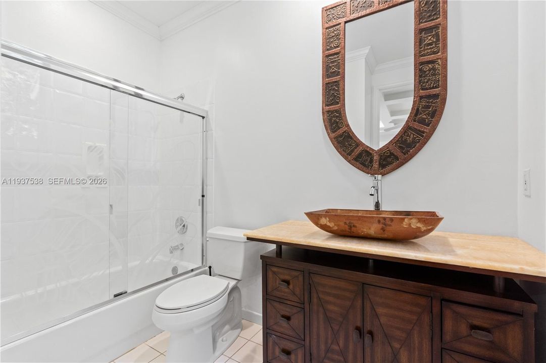 En Venta: $999,000 (3 camas, 3 baños, 2641 Pies cuadrados)