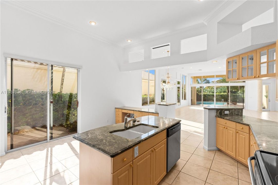 En Venta: $999,000 (3 camas, 3 baños, 2641 Pies cuadrados)