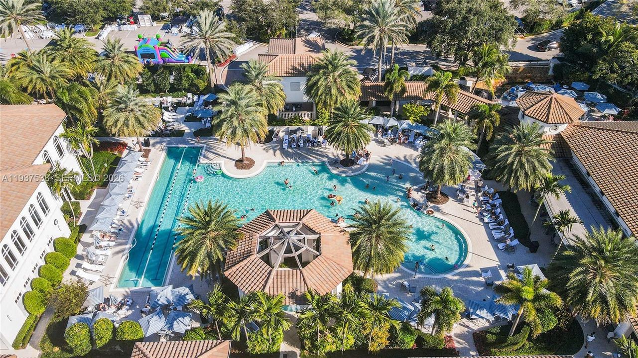 En Venta: $999,000 (3 camas, 3 baños, 2641 Pies cuadrados)