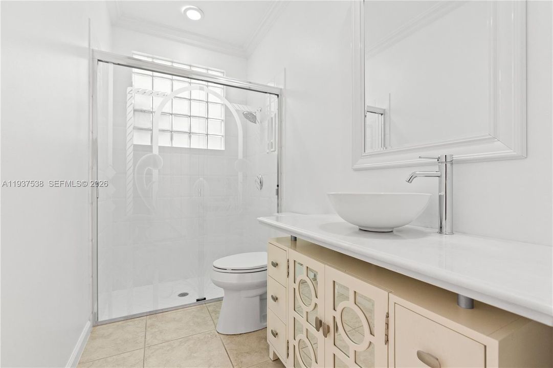 En Venta: $999,000 (3 camas, 3 baños, 2641 Pies cuadrados)