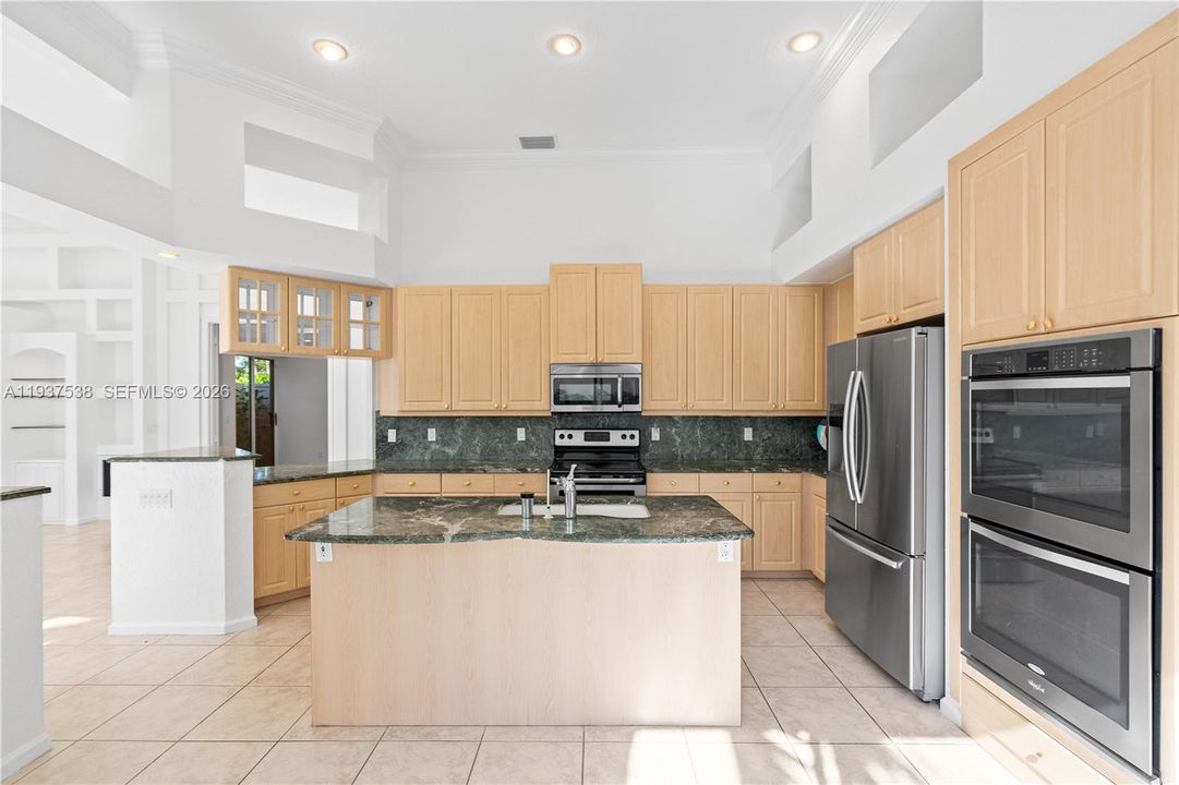 En Venta: $999,000 (3 camas, 3 baños, 2641 Pies cuadrados)