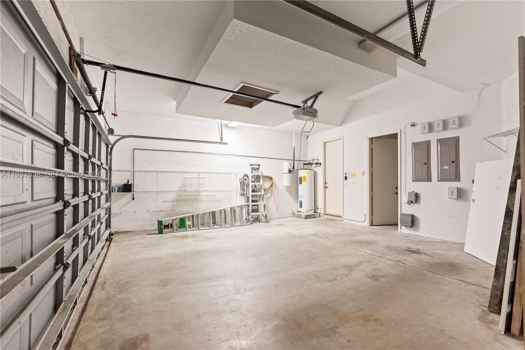 En Venta: $999,000 (3 camas, 3 baños, 2641 Pies cuadrados)