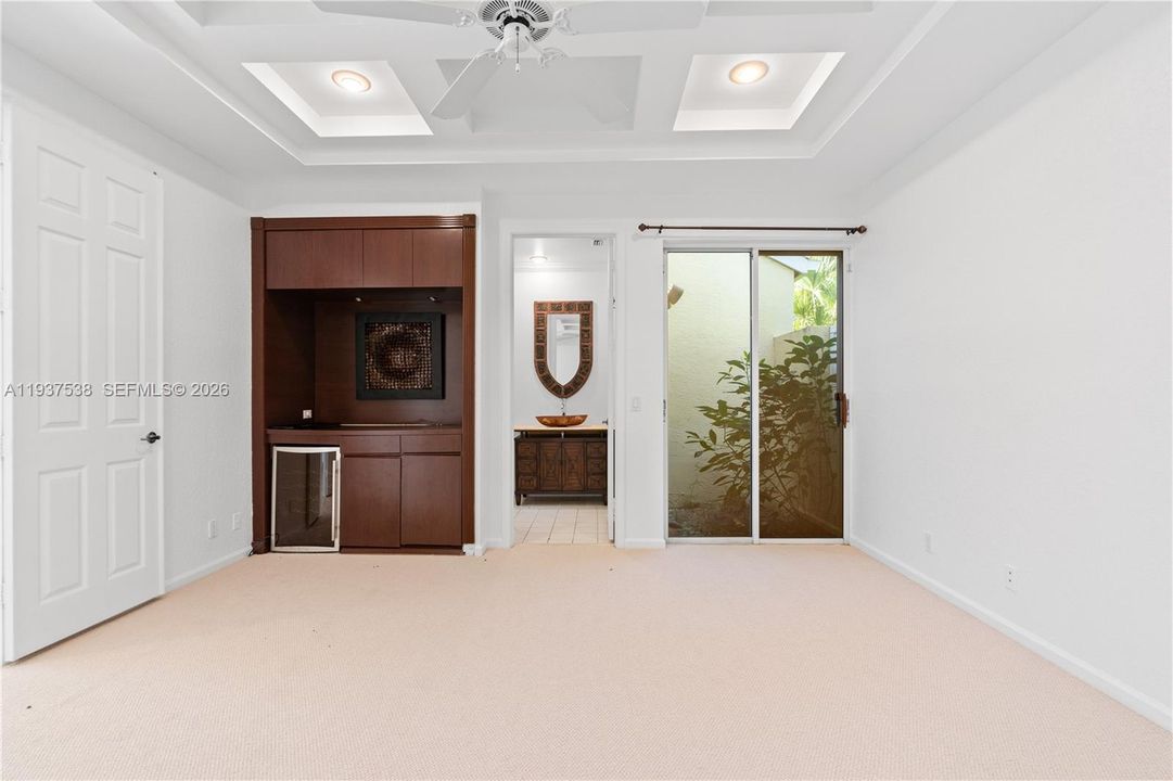 En Venta: $999,000 (3 camas, 3 baños, 2641 Pies cuadrados)