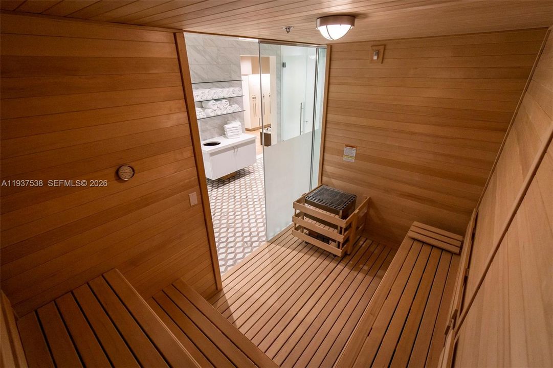 En Venta: $999,000 (3 camas, 3 baños, 2641 Pies cuadrados)