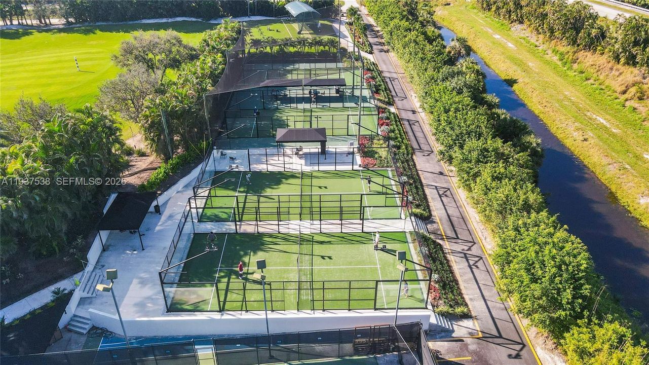 En Venta: $999,000 (3 camas, 3 baños, 2641 Pies cuadrados)