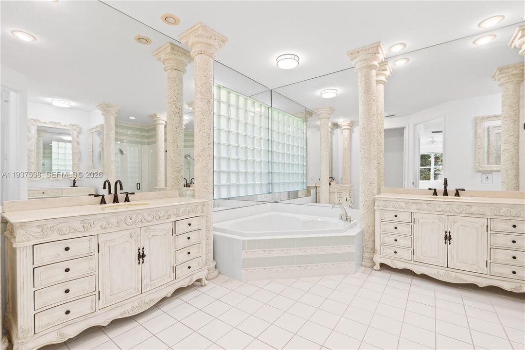 En Venta: $999,000 (3 camas, 3 baños, 2641 Pies cuadrados)