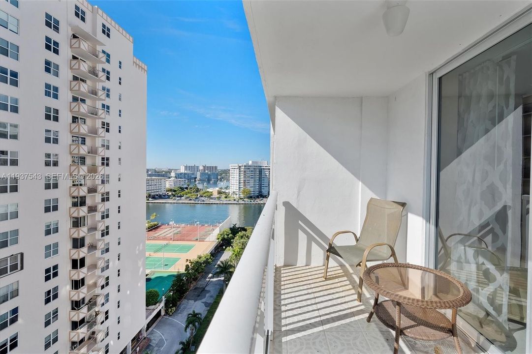 For Sale: $345,000 (2 beds, 2 baths, 1200 Square Feet)