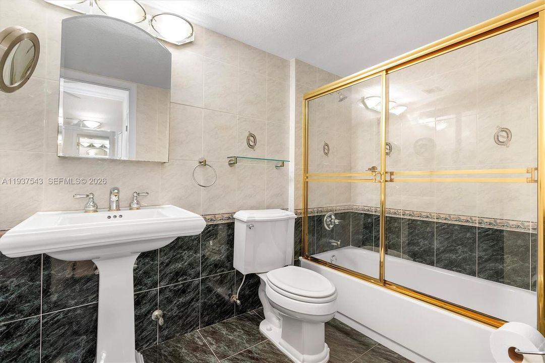 For Sale: $345,000 (2 beds, 2 baths, 1200 Square Feet)