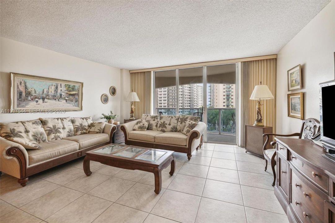 For Rent: $2,800 (2 beds, 2 baths, 1334 Square Feet)