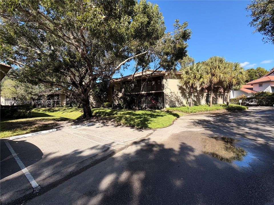 For Rent: $2,300 (2 beds, 2 baths, 1040 Square Feet)