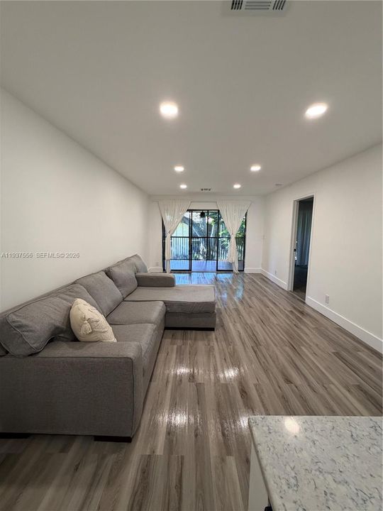 For Rent: $2,300 (2 beds, 2 baths, 1040 Square Feet)