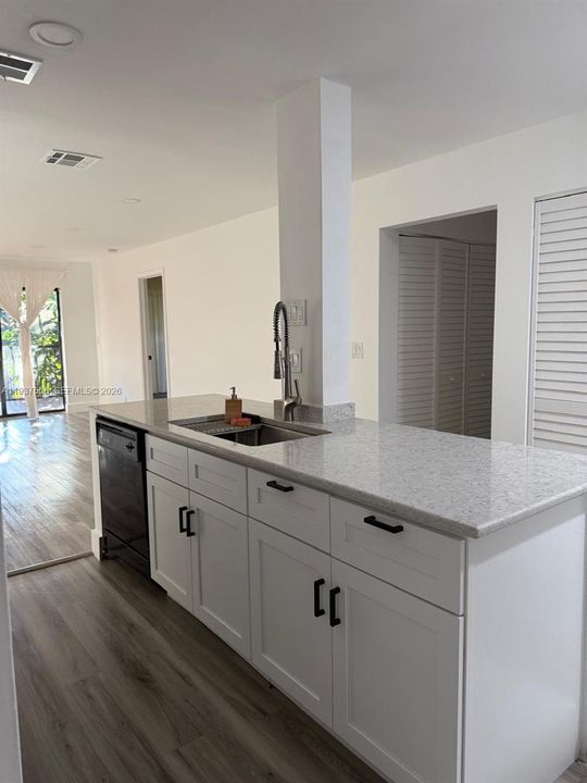 For Rent: $2,300 (2 beds, 2 baths, 1040 Square Feet)