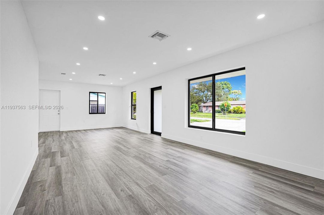 For Sale: $565,000 (3 beds, 2 baths, 1104 Square Feet)