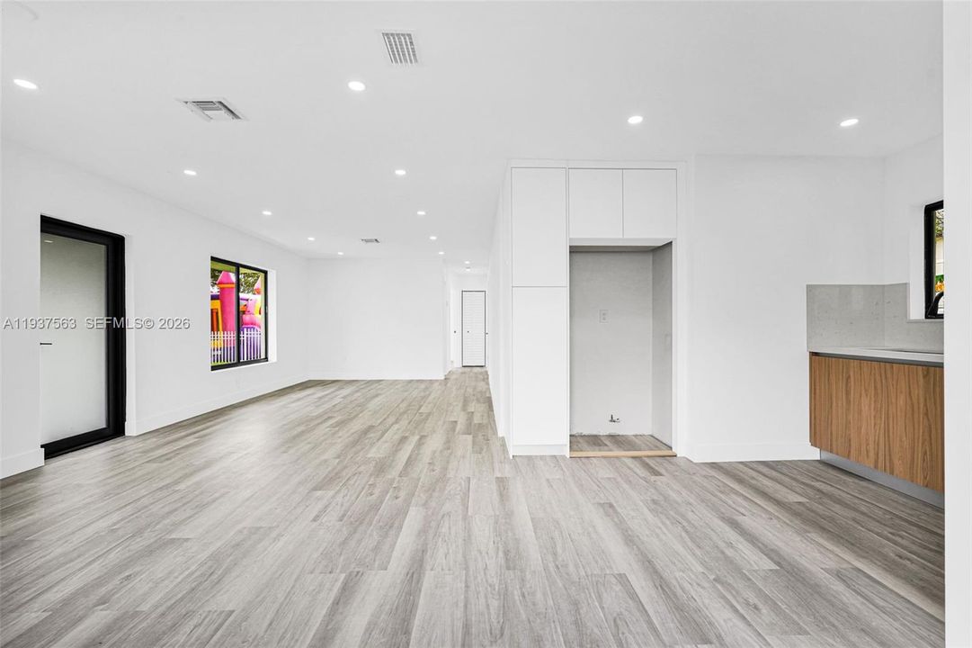 For Sale: $565,000 (3 beds, 2 baths, 1104 Square Feet)