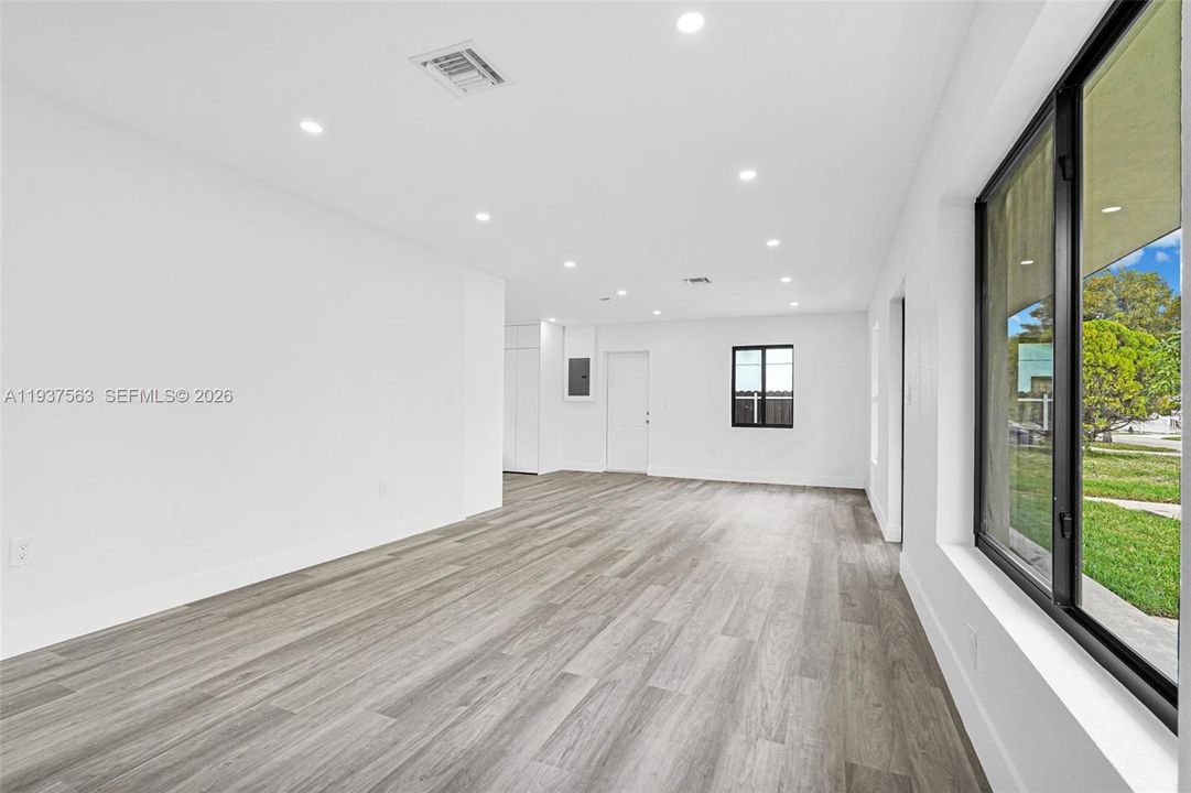 For Sale: $565,000 (3 beds, 2 baths, 1104 Square Feet)