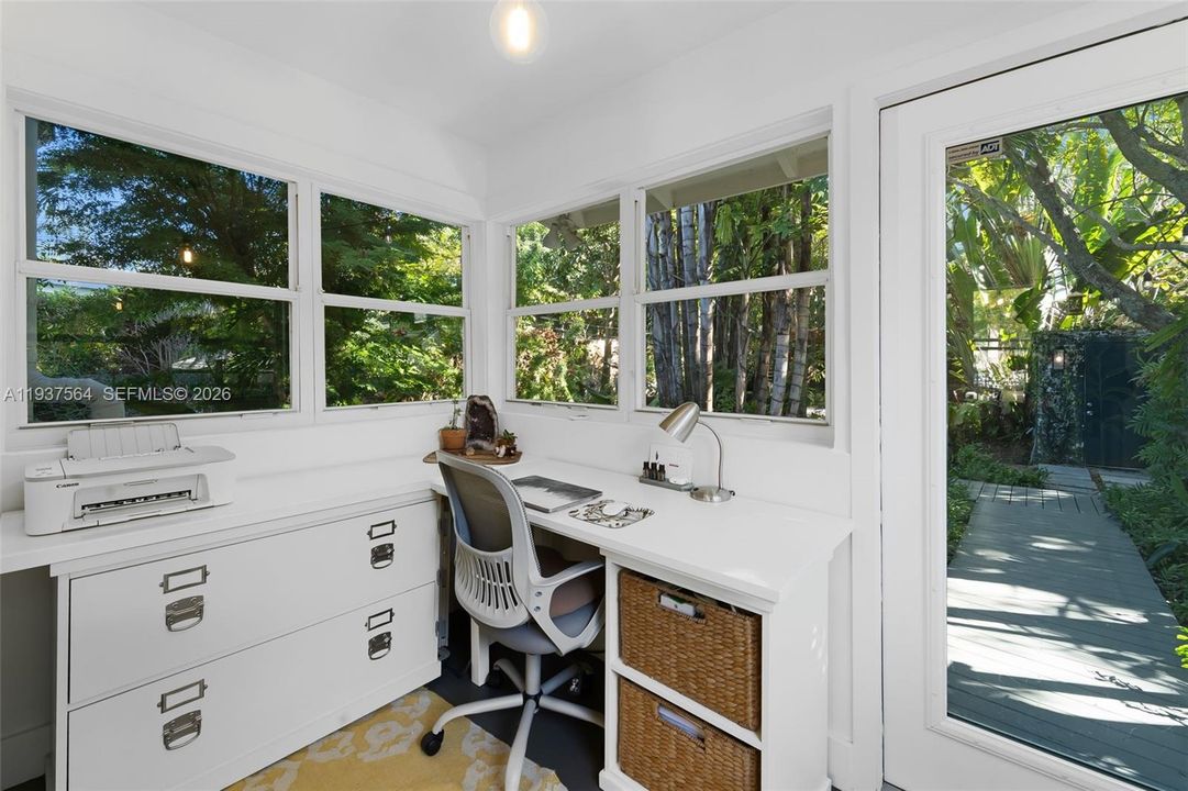 На продажу: $1,495,000 (2 спален, 1 ванн, 1023 Квадратных фут)