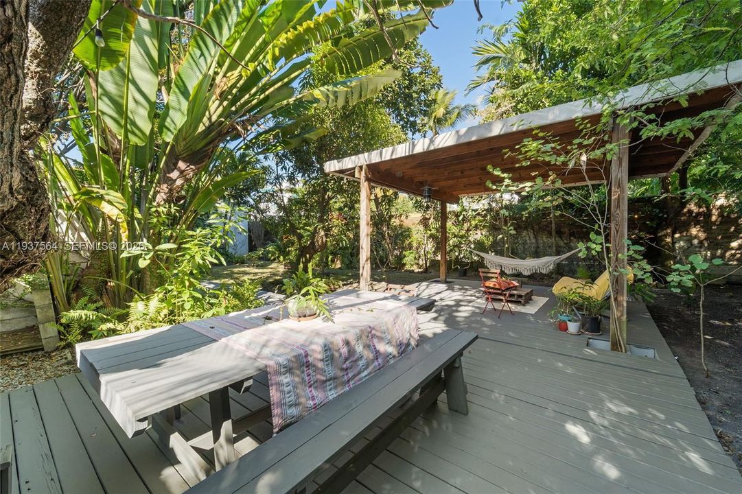 На продажу: $1,495,000 (2 спален, 1 ванн, 1023 Квадратных фут)