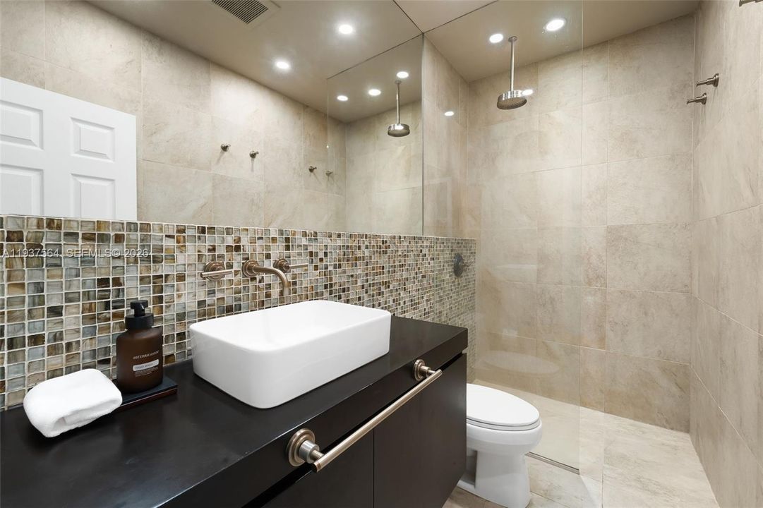 На продажу: $1,495,000 (2 спален, 1 ванн, 1023 Квадратных фут)