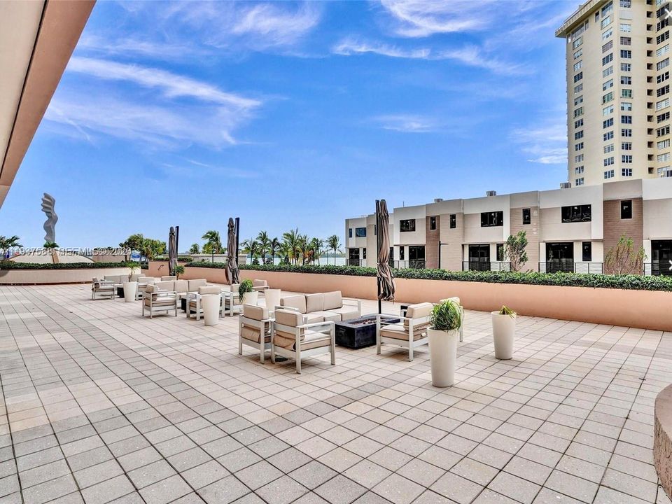 В аренду: $3,299 (2 спален, 3 ванн, 1950 Квадратных фут)