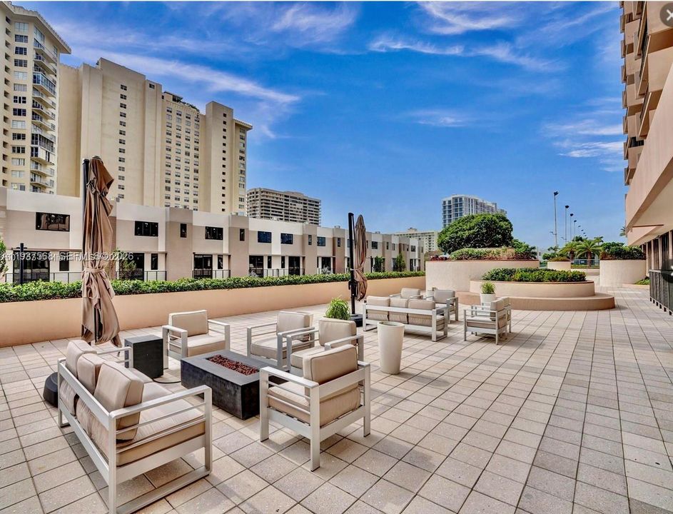 В аренду: $3,299 (2 спален, 3 ванн, 1950 Квадратных фут)