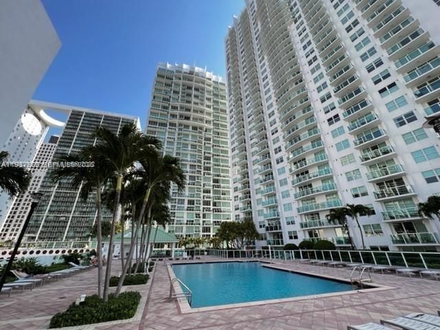 For Rent: $3,490 (2 beds, 2 baths, 1051 Square Feet)