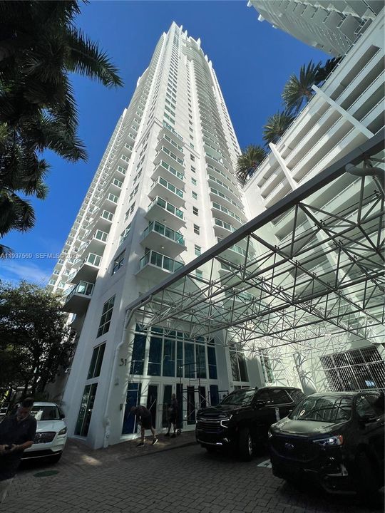 For Rent: $3,490 (2 beds, 2 baths, 1051 Square Feet)