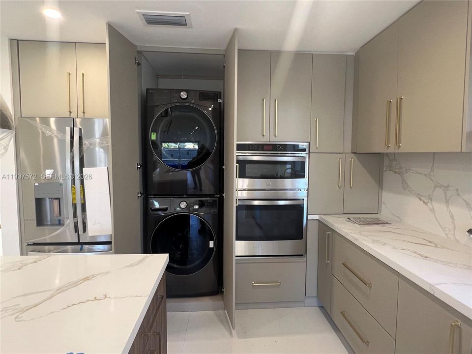 En Venta: $1,150,000 (4 camas, 2 baños, 1976 Pies cuadrados)