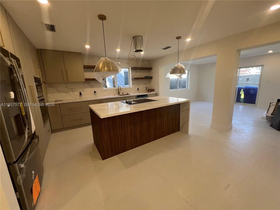 En Venta: $1,150,000 (4 camas, 2 baños, 1976 Pies cuadrados)