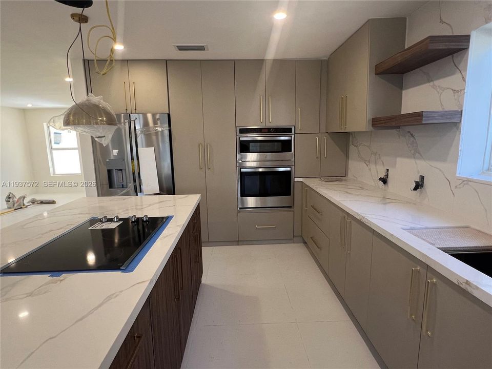 En Venta: $1,150,000 (4 camas, 2 baños, 1976 Pies cuadrados)