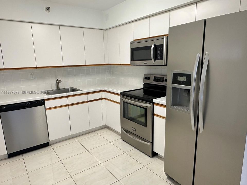 For Rent: $3,200 (2 beds, 2 baths, 1091 Square Feet)