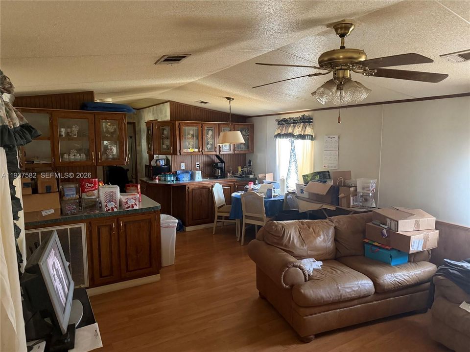 待售: $200,000 (2 贝兹, 2 浴室, 924 平方英尺)