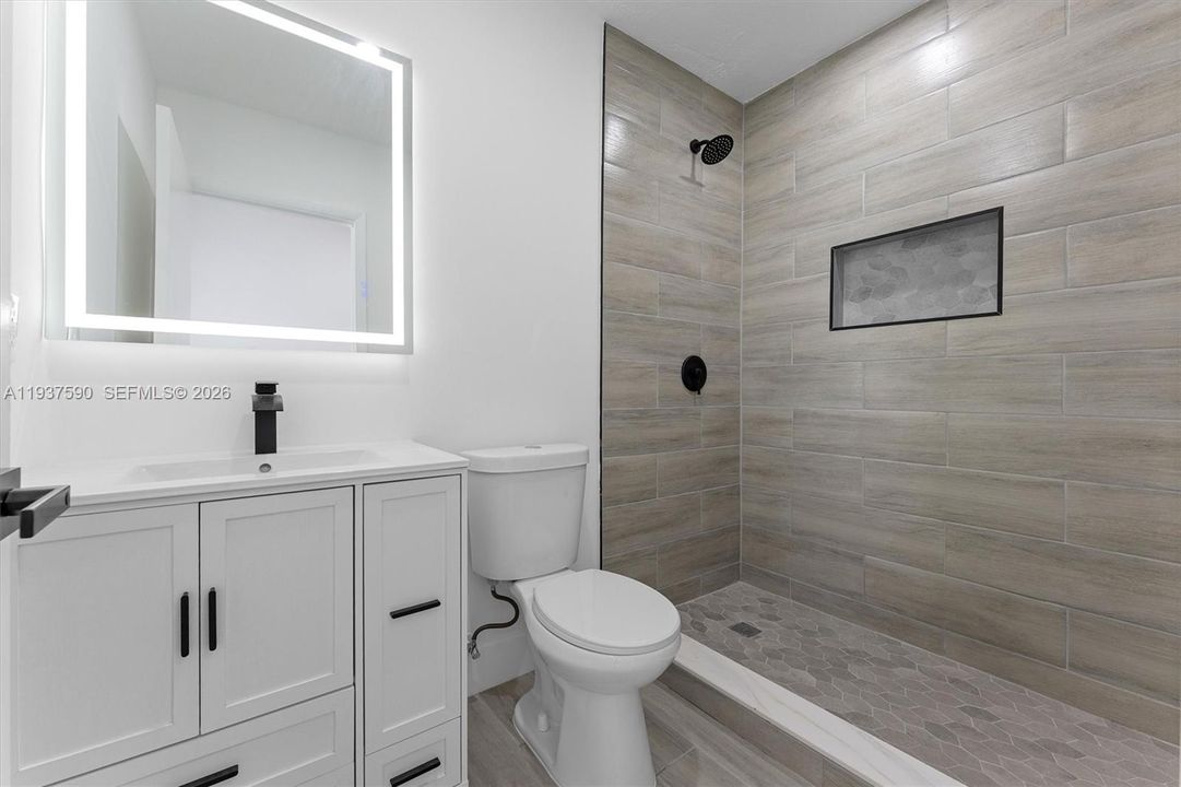 For Rent: $1,850 (1 beds, 1 baths, 700 Square Feet)