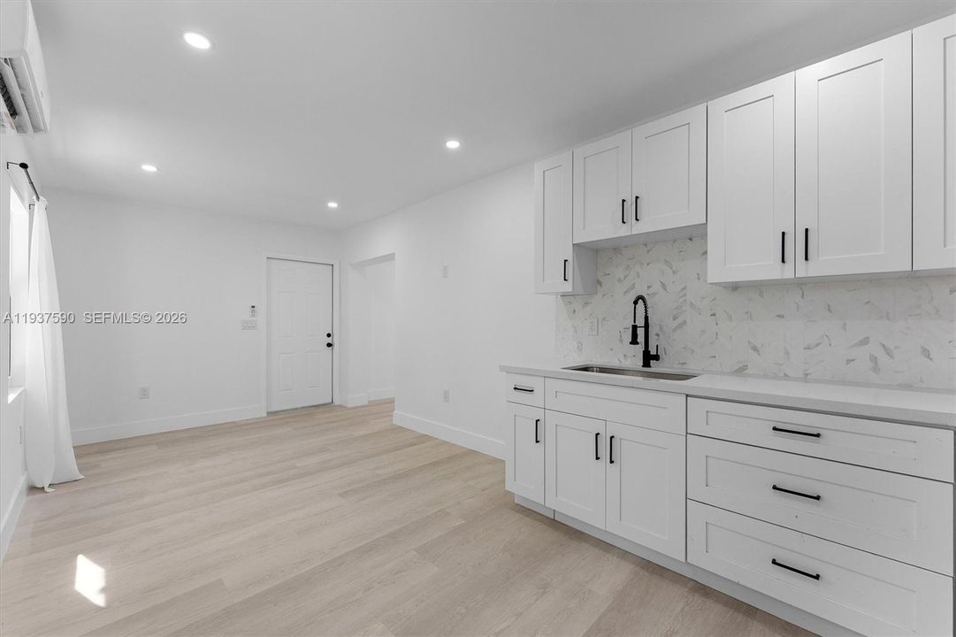 For Rent: $1,850 (1 beds, 1 baths, 700 Square Feet)