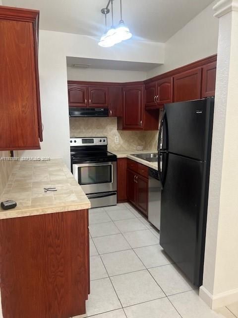 出租: $2,300 (2 贝兹, 1 浴室, 867 平方英尺)