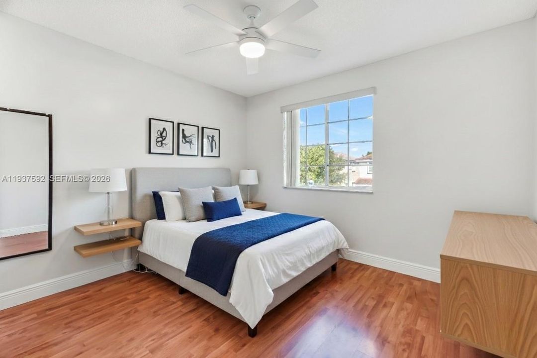 出租: $4,500 (4 贝兹, 2 浴室, 2530 平方英尺)