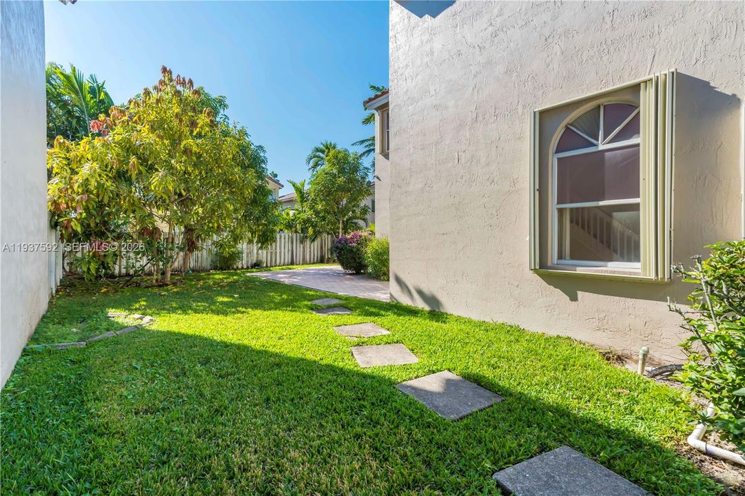 出租: $4,500 (4 贝兹, 2 浴室, 2530 平方英尺)