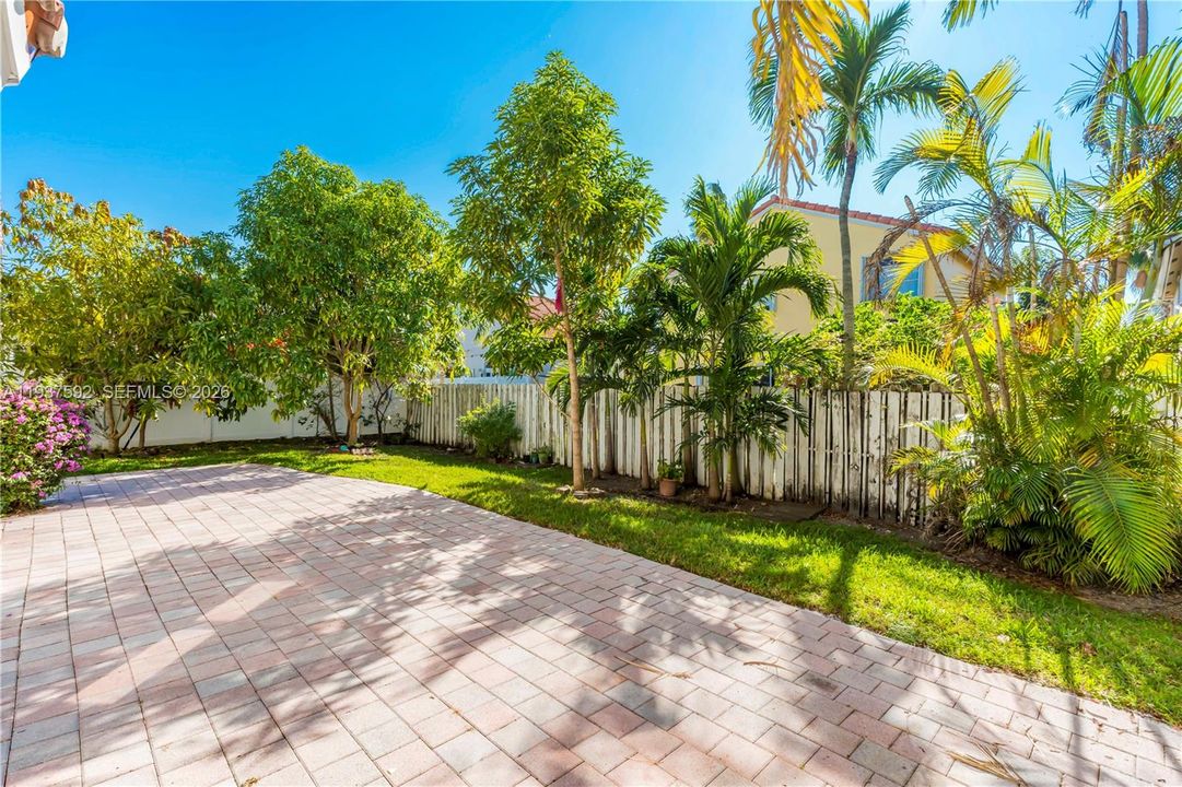 出租: $4,500 (4 贝兹, 2 浴室, 2530 平方英尺)