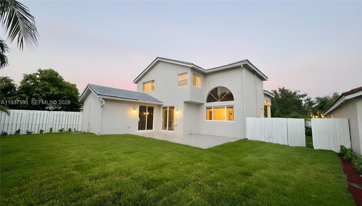 En Venta: $950,000 (5 camas, 3 baños, 2814 Pies cuadrados)