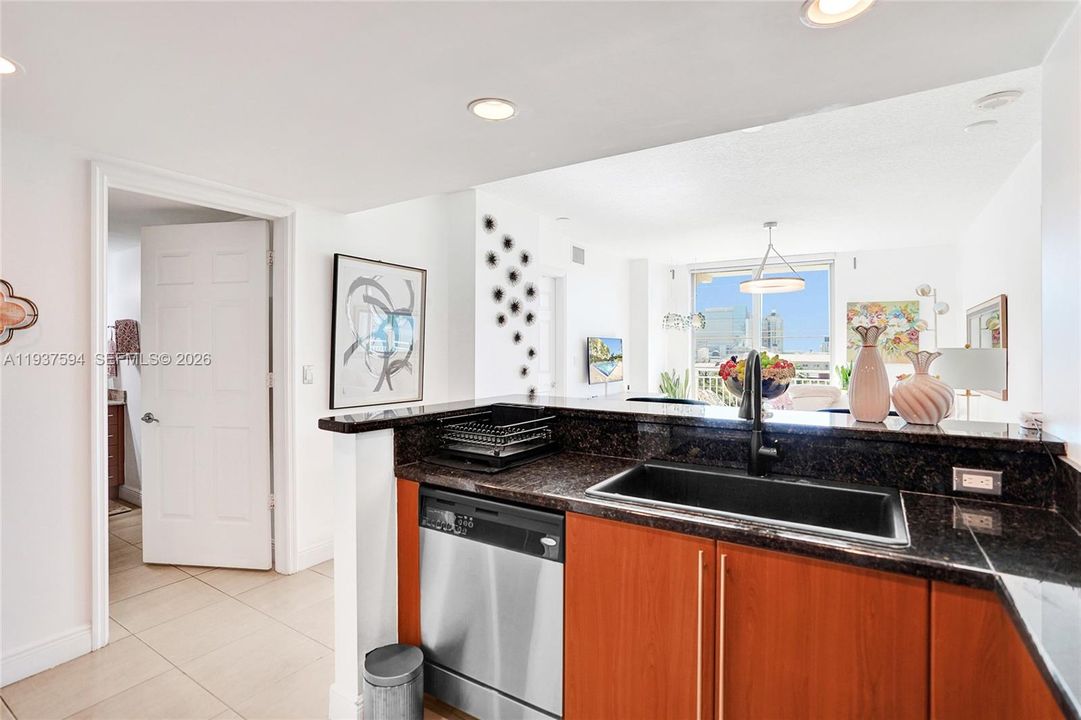 En Venta: $459,000 (2 camas, 2 baños, 1130 Pies cuadrados)