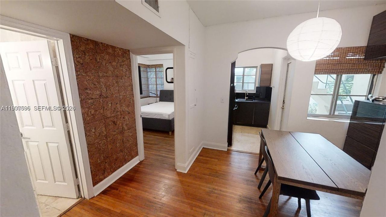 出租: $2,300 (1 贝兹, 1 浴室, 704 平方英尺)